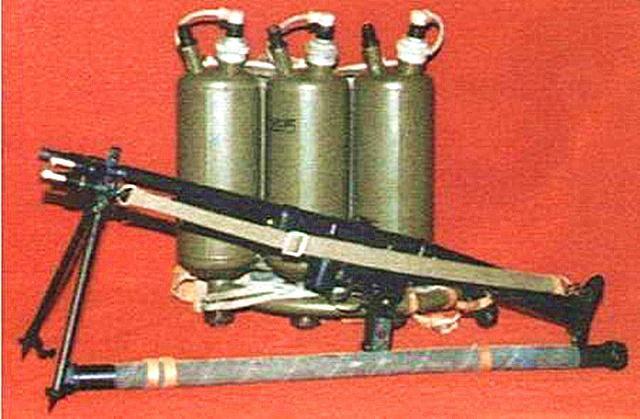  p>中国74式火焰喷射器是解放军自行研制装备的轻型喷火器,由油瓶组, 