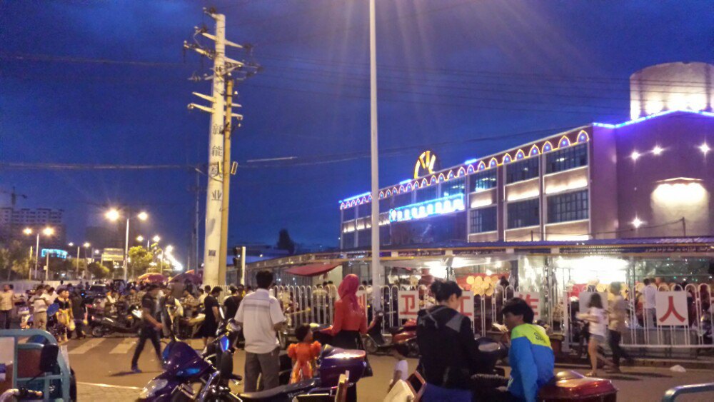 伊犁人总是爱这样给客人介绍这里--不到汉人街不算来过伊犁.