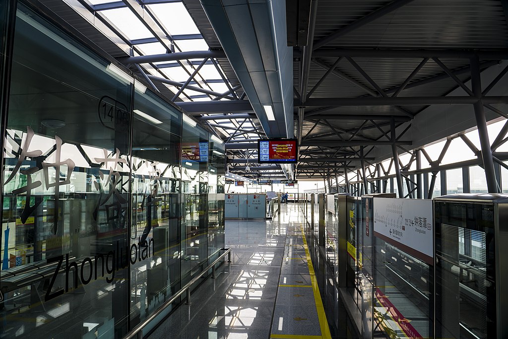 钟落潭镇广从七路上,由 a target="_blank" href="/item/广州地铁集团