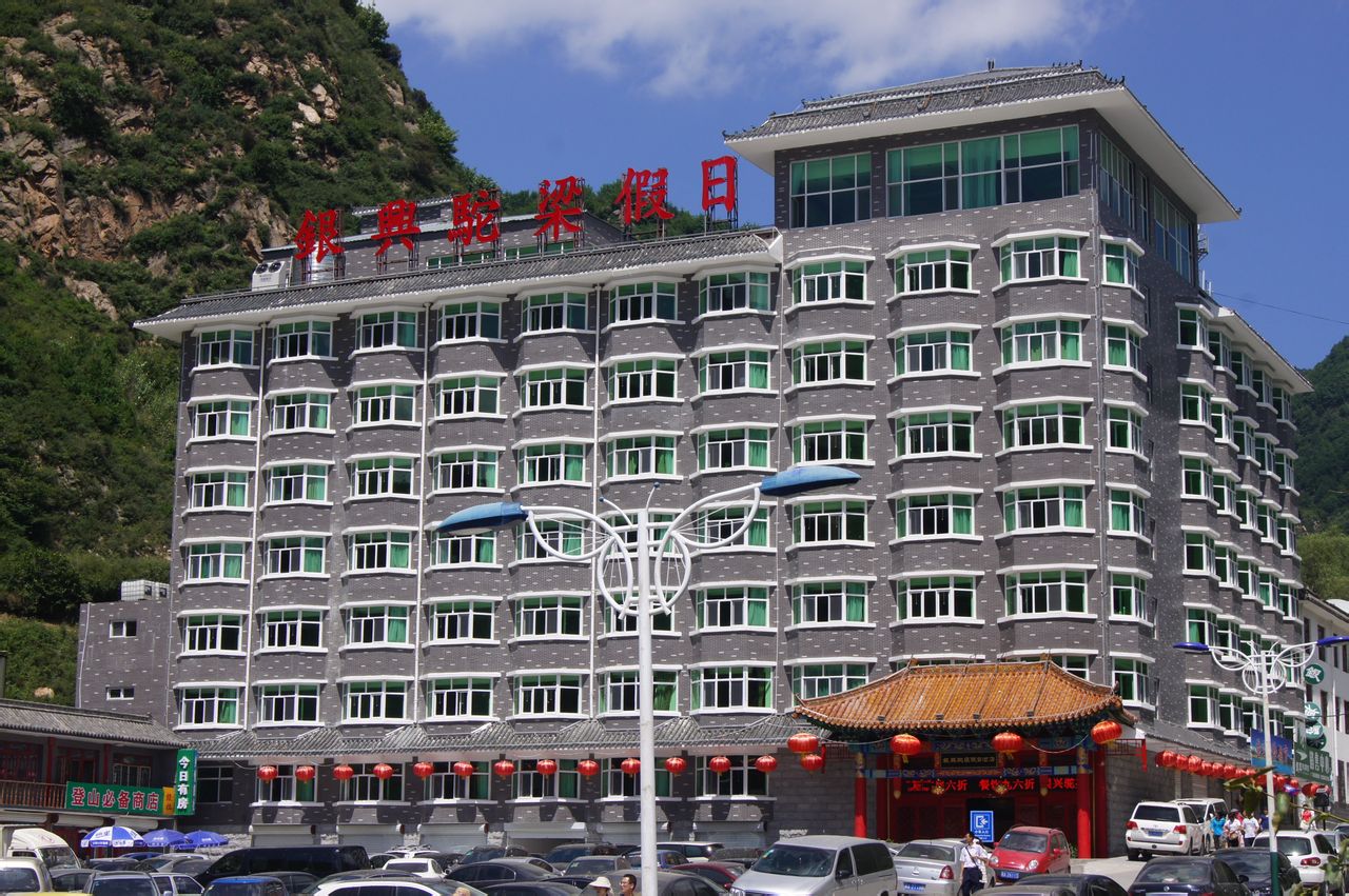 target="_blank" href="/item/驼梁">驼梁 /a>景区中心检票入口处,是 