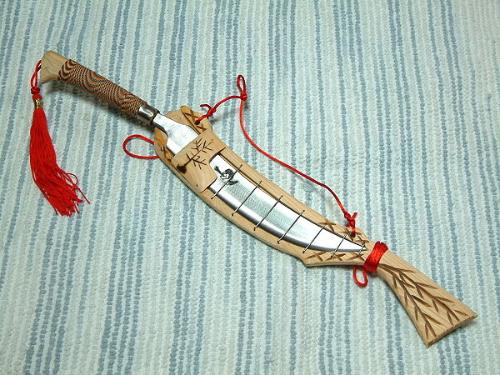  p>泰雅刀也叫铜门刀,统称番刀,来自台湾高山族文化.