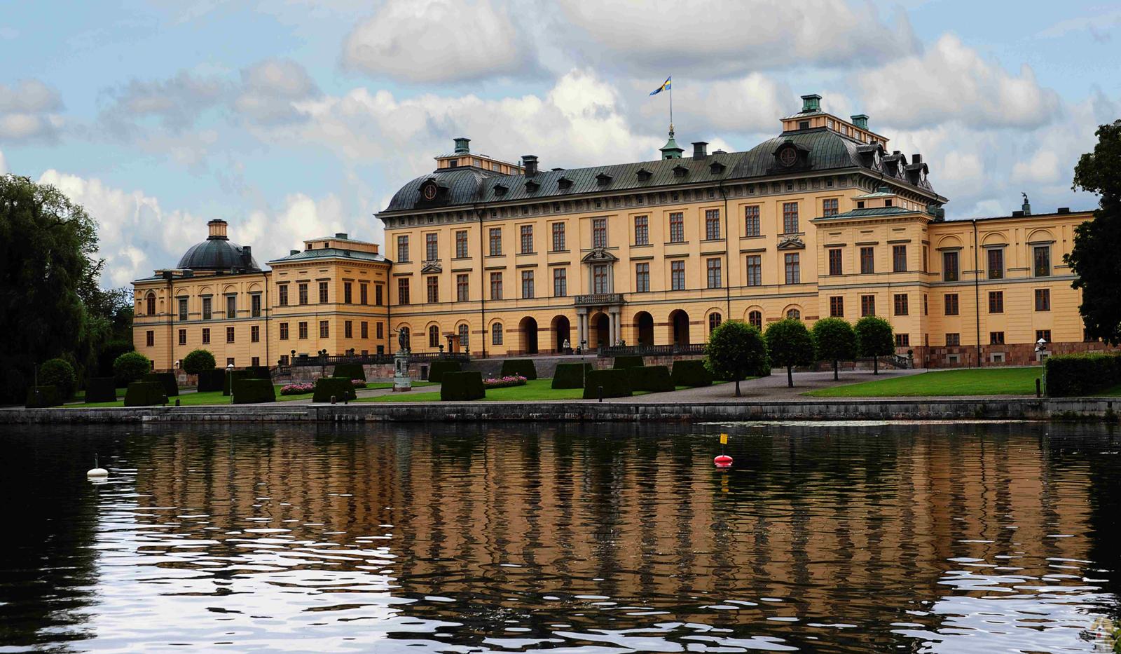  p>瑞典皇宫(kungliga slottet)建于公元17世纪,为一座方形小城堡,在