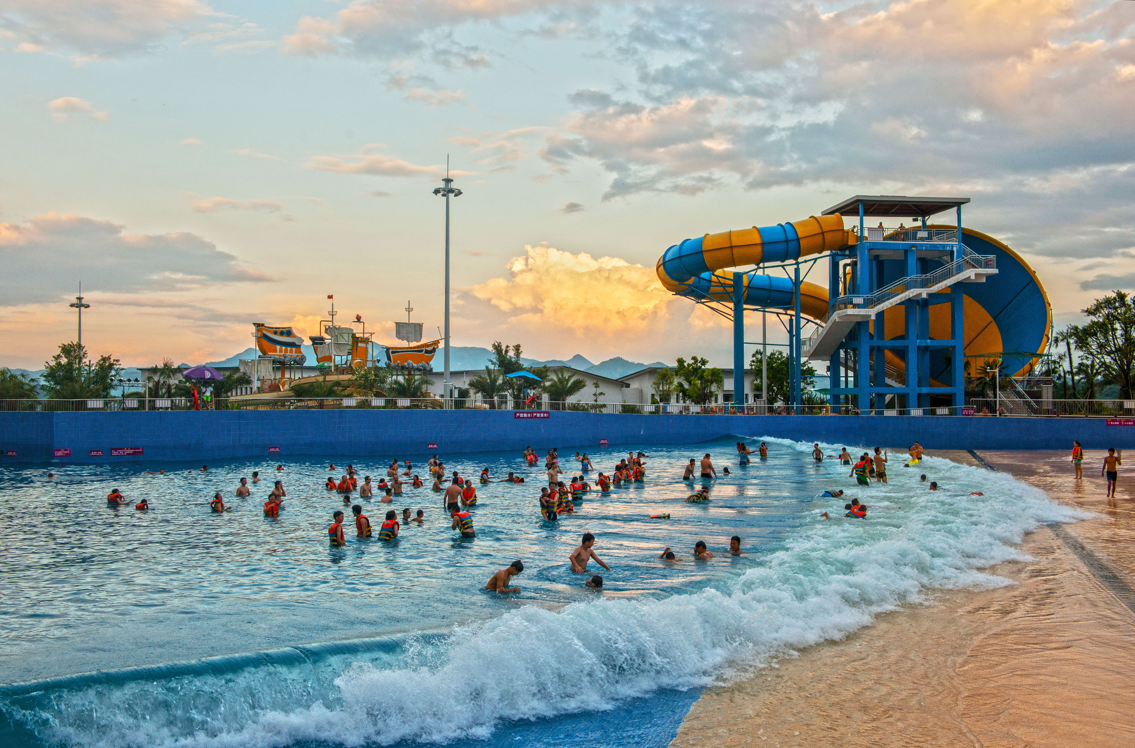 占地25000平方米,是广东北部规模最大的水上乐园