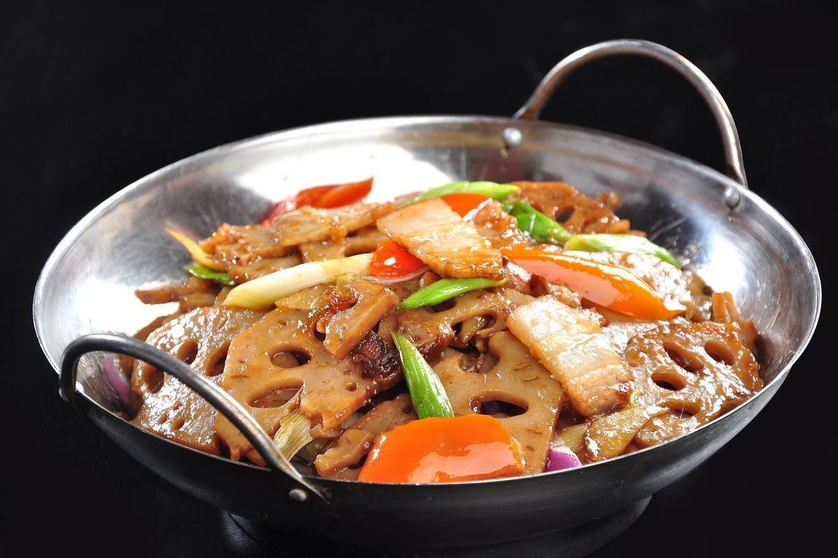  p> b>" /b>制作干锅菜,原料如藕片,土豆等不宜切得太薄.