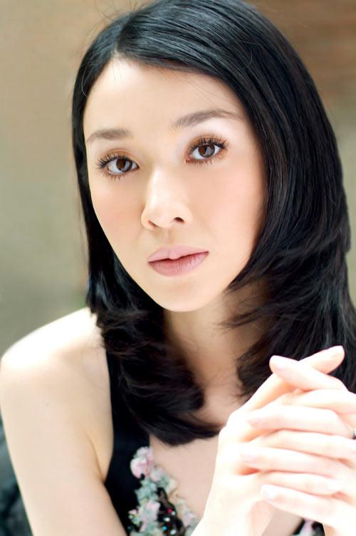  p>陈丽娜,1980年3月24日生于四川省自贡市,中国解放军艺术学院毕业