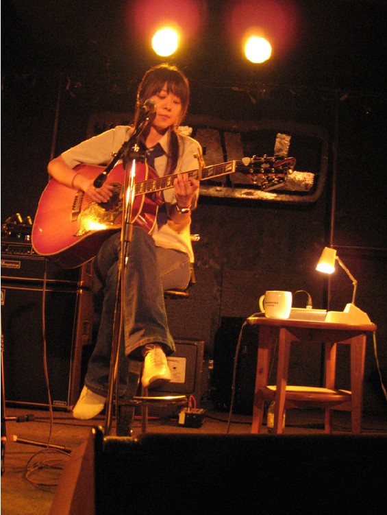  p>陈绮贞(cheer),1975年6月6日出生于台湾省台北市,中国台湾民谣女