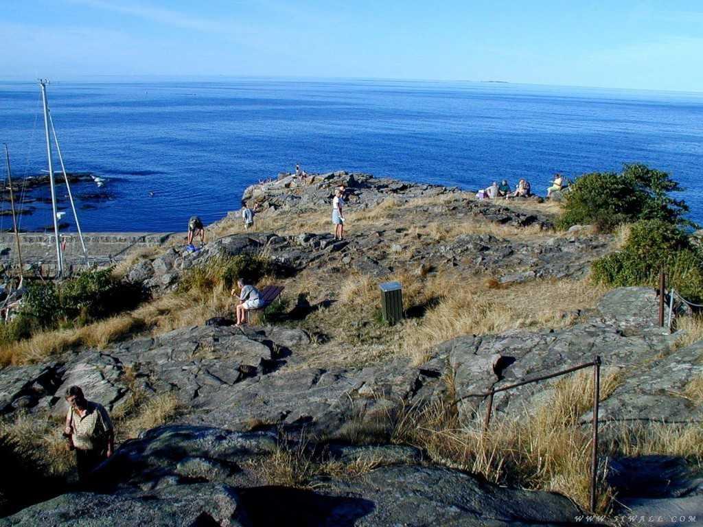  p>博恩霍尔姆岛(丹麦语:bornholm),是波罗的海西南部的一个岛屿,属