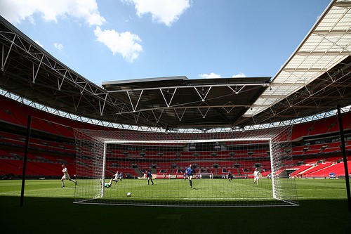  p>温布利大球场是英格兰国家足球场,位于英国伦敦.