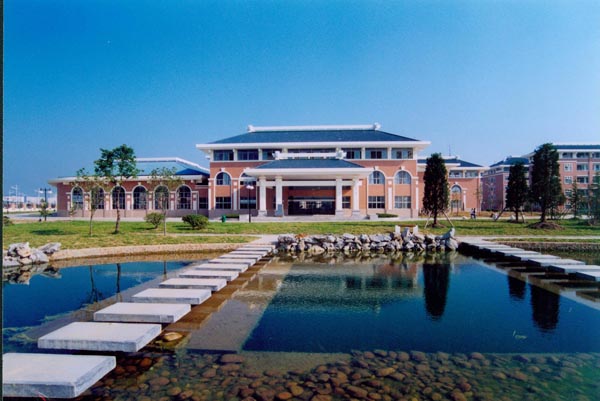 为衢州市政府举办的综合性普通中专,创办于1987年,校园投资2