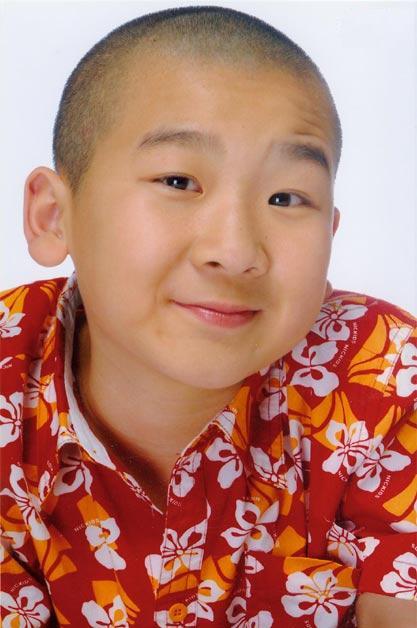 1990年5月5日出生于中国北京市丰台区,艺名叮当,小叮当,毕业于 a