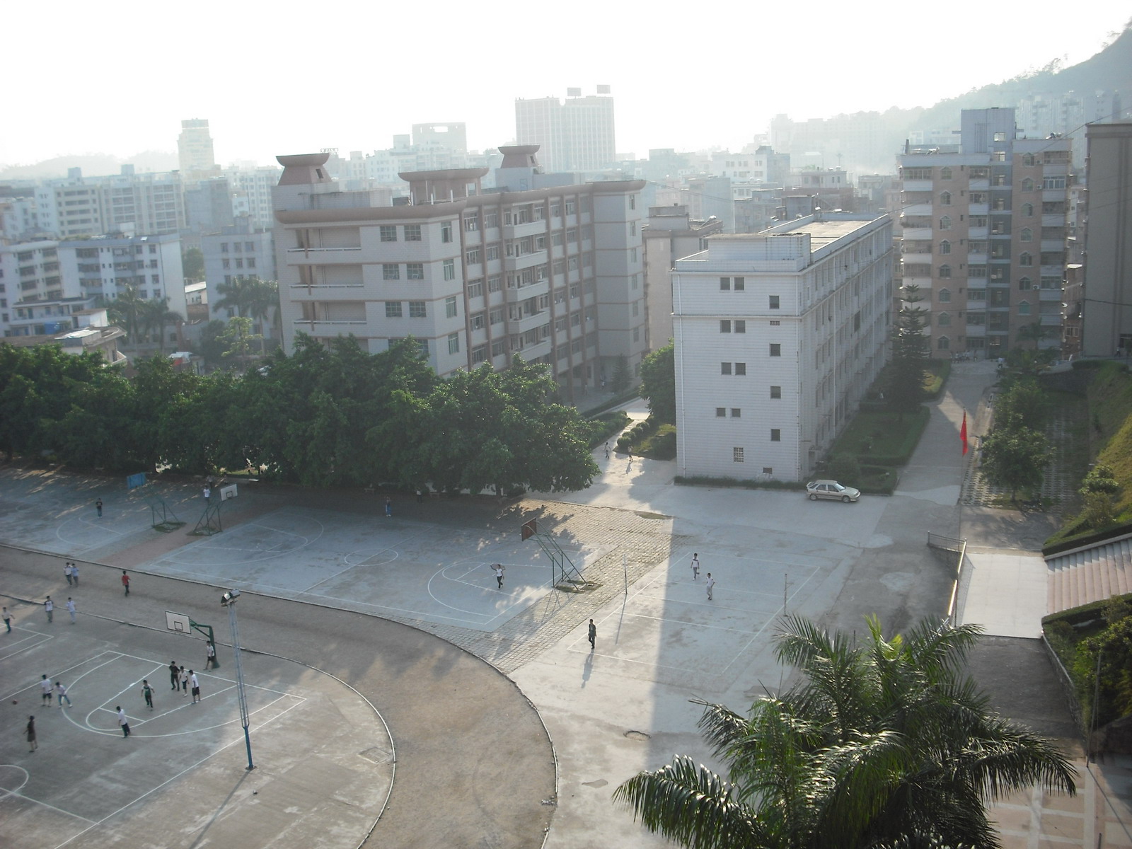  p>信宜市华侨中学创办于1957年,是信宜市"五大优质高中强校"之一,除