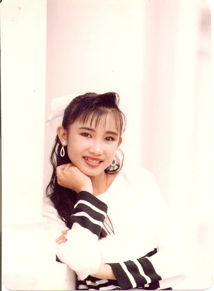 她是童星出身,出道时期以小萍萍的艺名演唱福建歌曲红透歌坛,告别童星