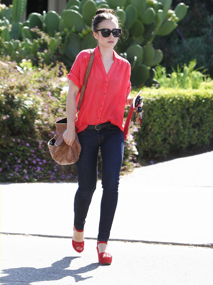  p>莉莉·柯林斯 i>(lily collins) /i>,1989年3月18日出生于英国吉尔