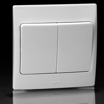  p>双联单控开关,一般用于一个房间里面有两组灯源的情况下. /p>