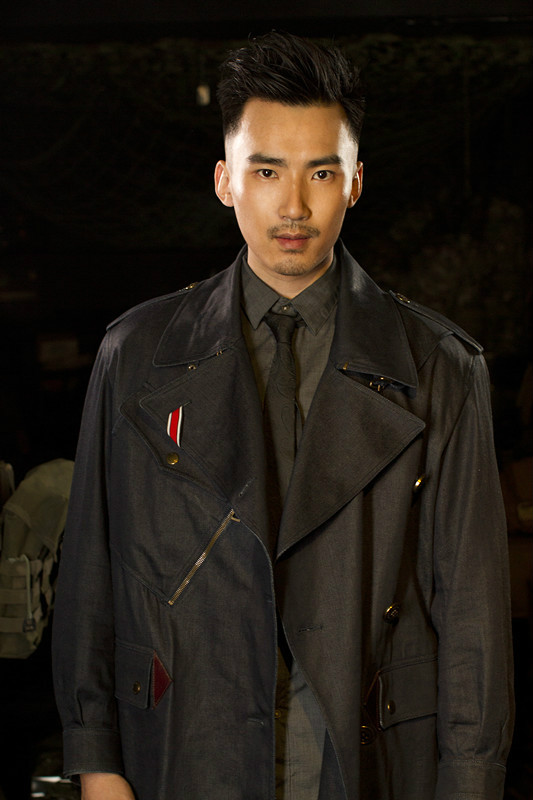  p>何前锋,男,现为中国人民解放军八一电影制片厂剧团演员,2008年出道