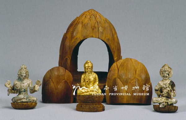 木莲化龛一佛二侍金银坐像