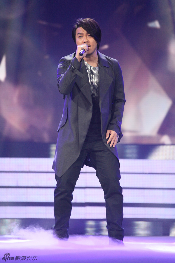 本名杜成义,1973年3月11日出生于新加坡,新加坡华人男歌手