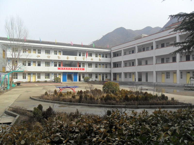  p>洛源镇中心小学位于洛南县的西北部的洛源镇洛源街,是洛南县最西