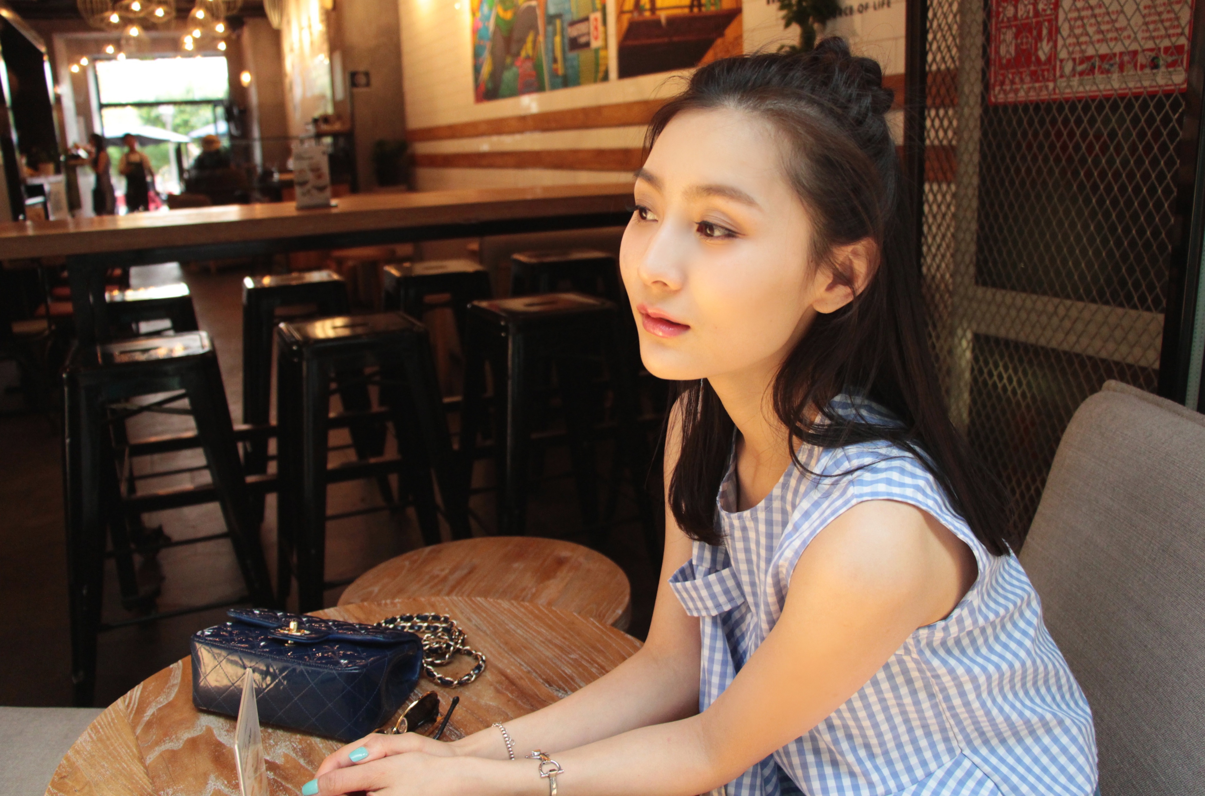 p>张维娜,原名张娜,1990年6月22日出生于湖北省武汉市,中国内地女演员