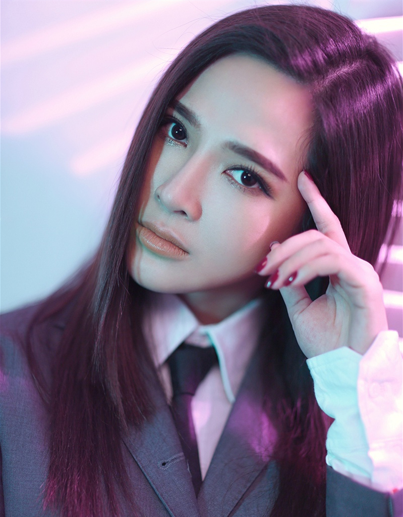 中国流行乐女歌手,影视演员,毕业于广西艺术学院