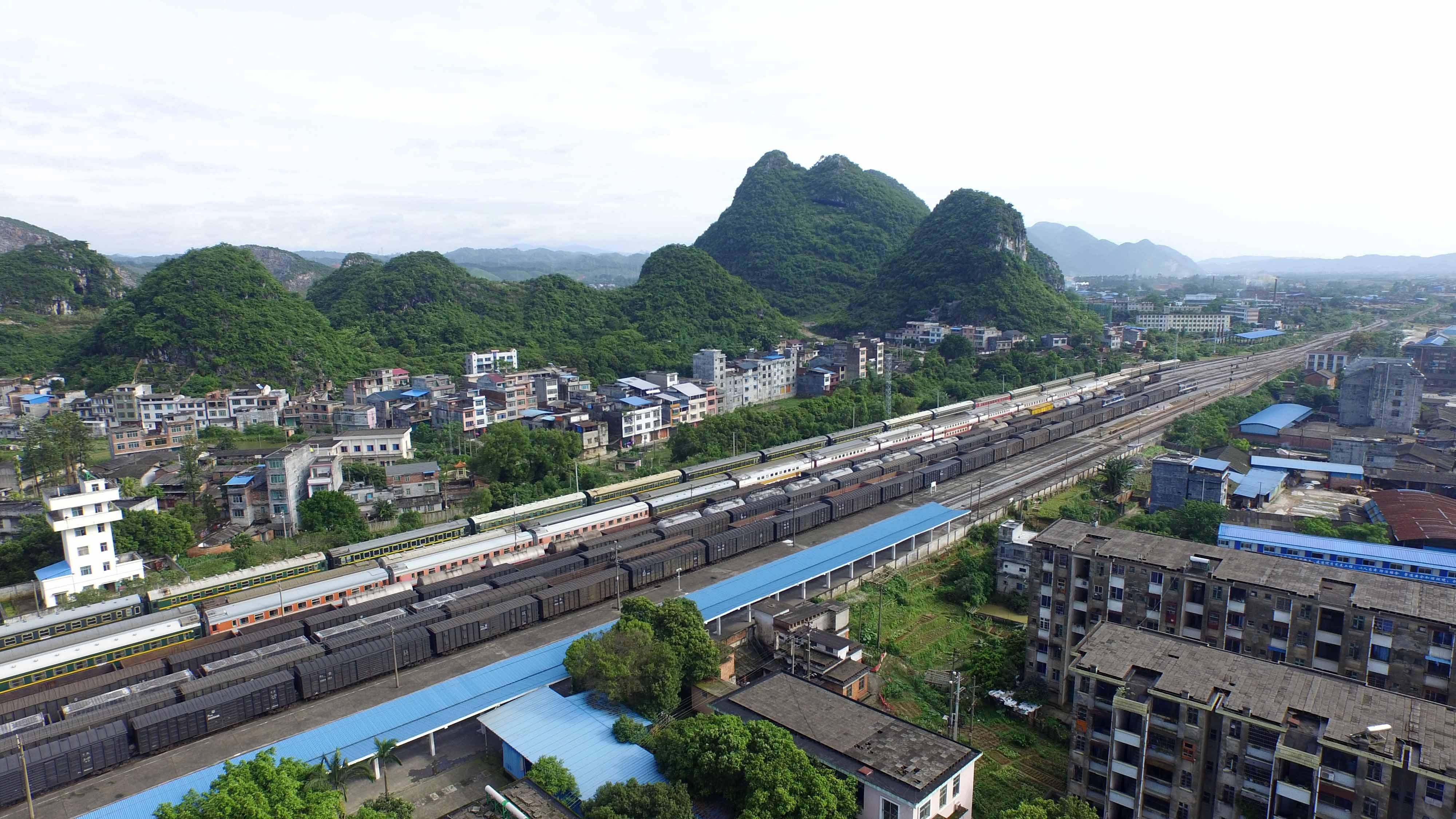  p>焦柳铁路(jiaozuo-liuzhou railway),简称焦柳线,是中国境内的一条