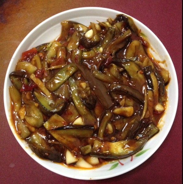  p>酱烧茄子是以茄子为主要食材制成的一种美食,制作简单,老少皆宜
