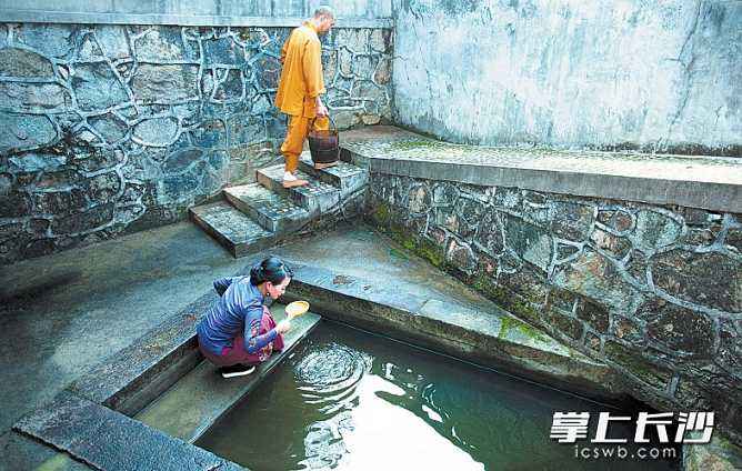  p>长沙县金井镇之名来源于金井古镇旁的码头一侧一口百年古井.