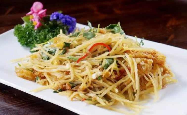  p>土豆丝炒鸡蛋是一道简单的家常菜,主要原料是土豆,鸡蛋.