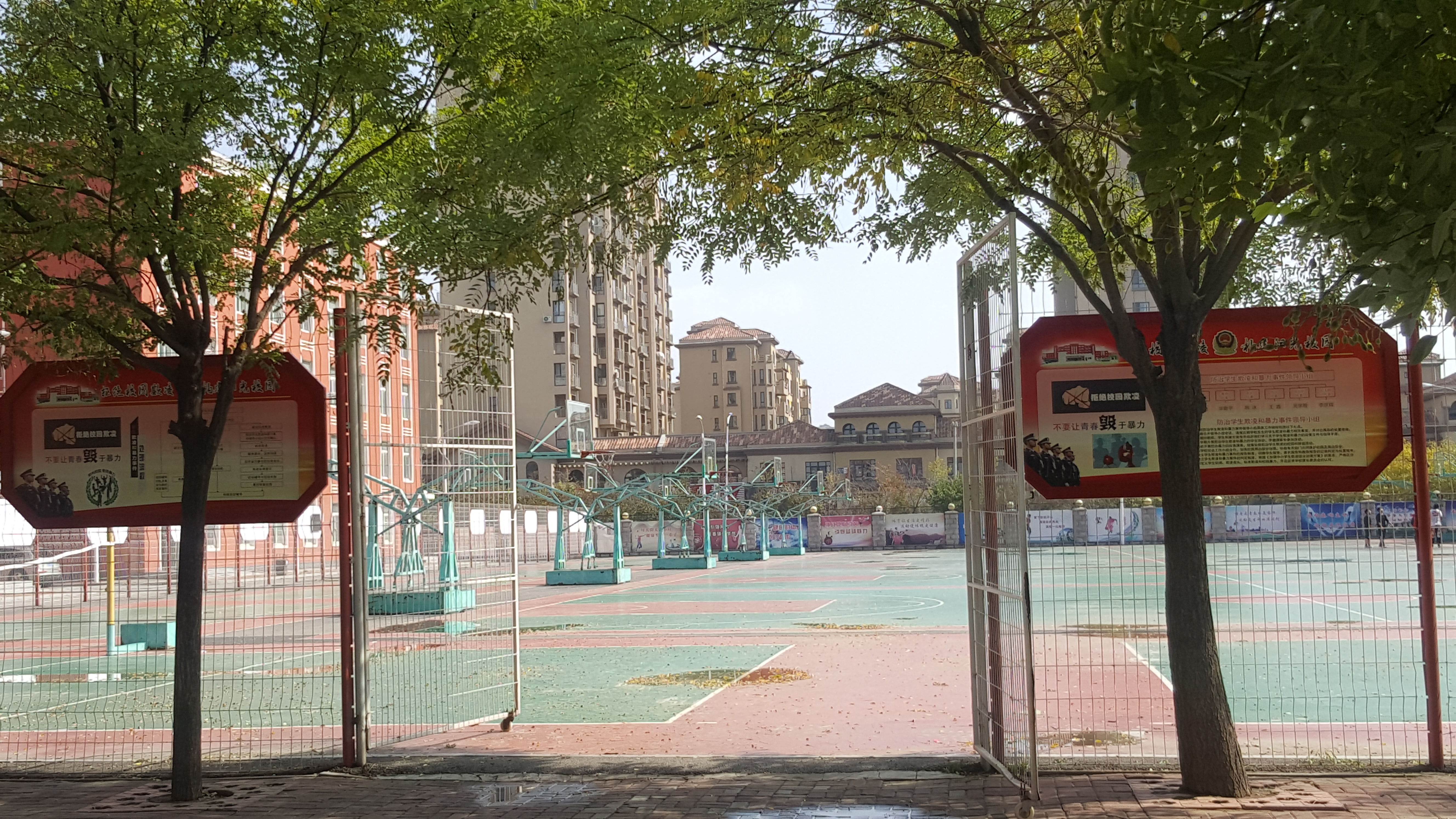 是海城市的一所重点高中