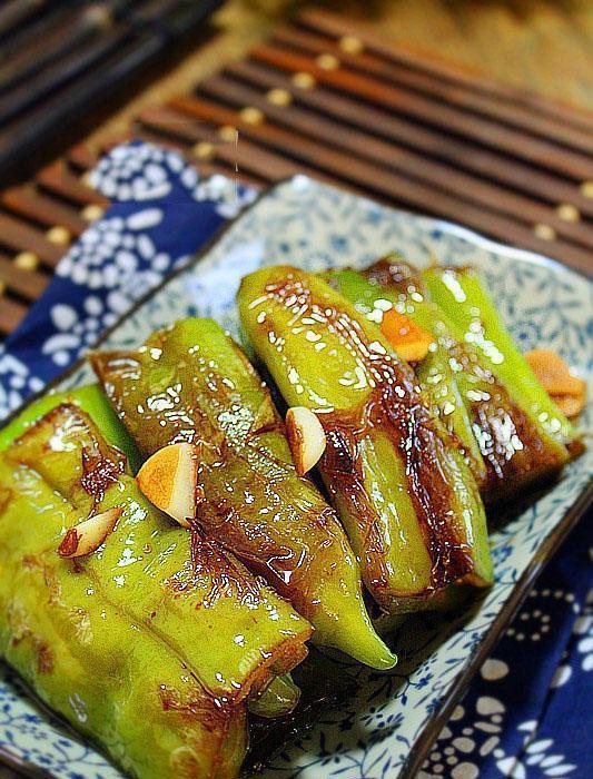  p>虎皮尖椒是一道四川的传统名菜,属于川菜,以尖椒,葱,姜,蒜, a
