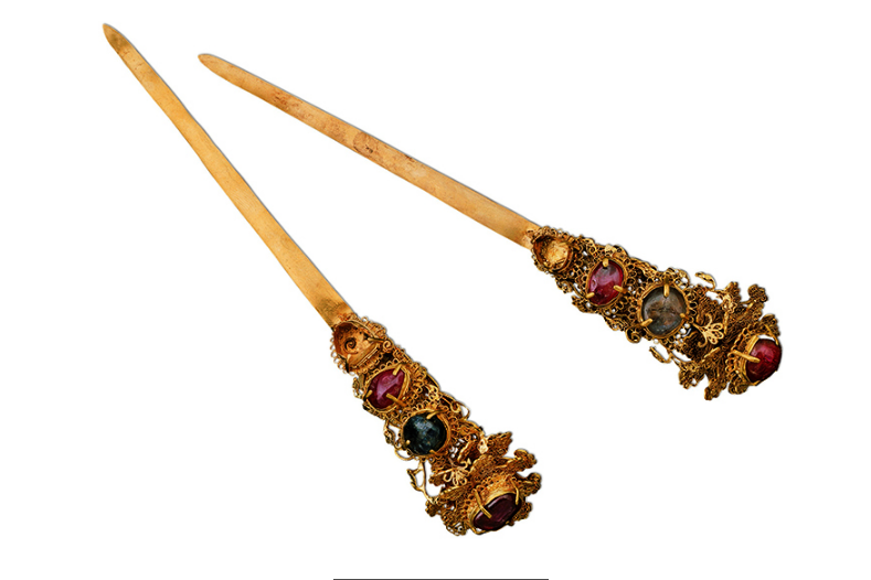 金累丝镶宝石青玉镂空香瓜簪