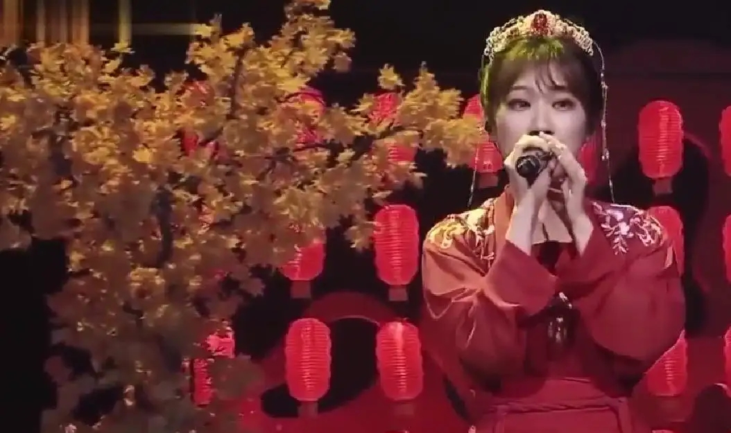 是由荒唐客作词, a target="_blank" href="/item/殇小谨/5579038"