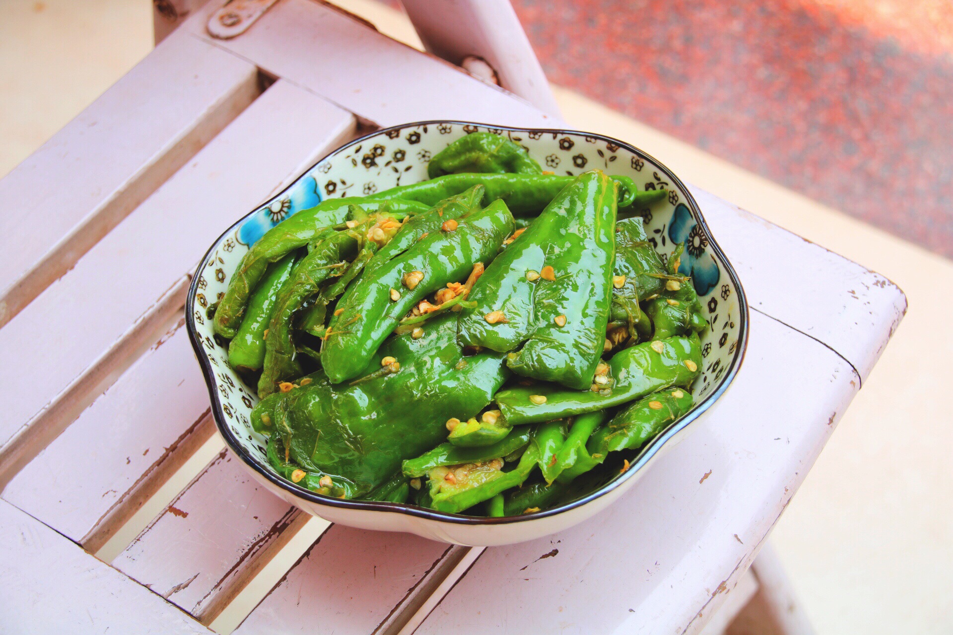 一道由青 a target="_blank" href="/item/尖椒">尖椒 /a>,香油,酱油