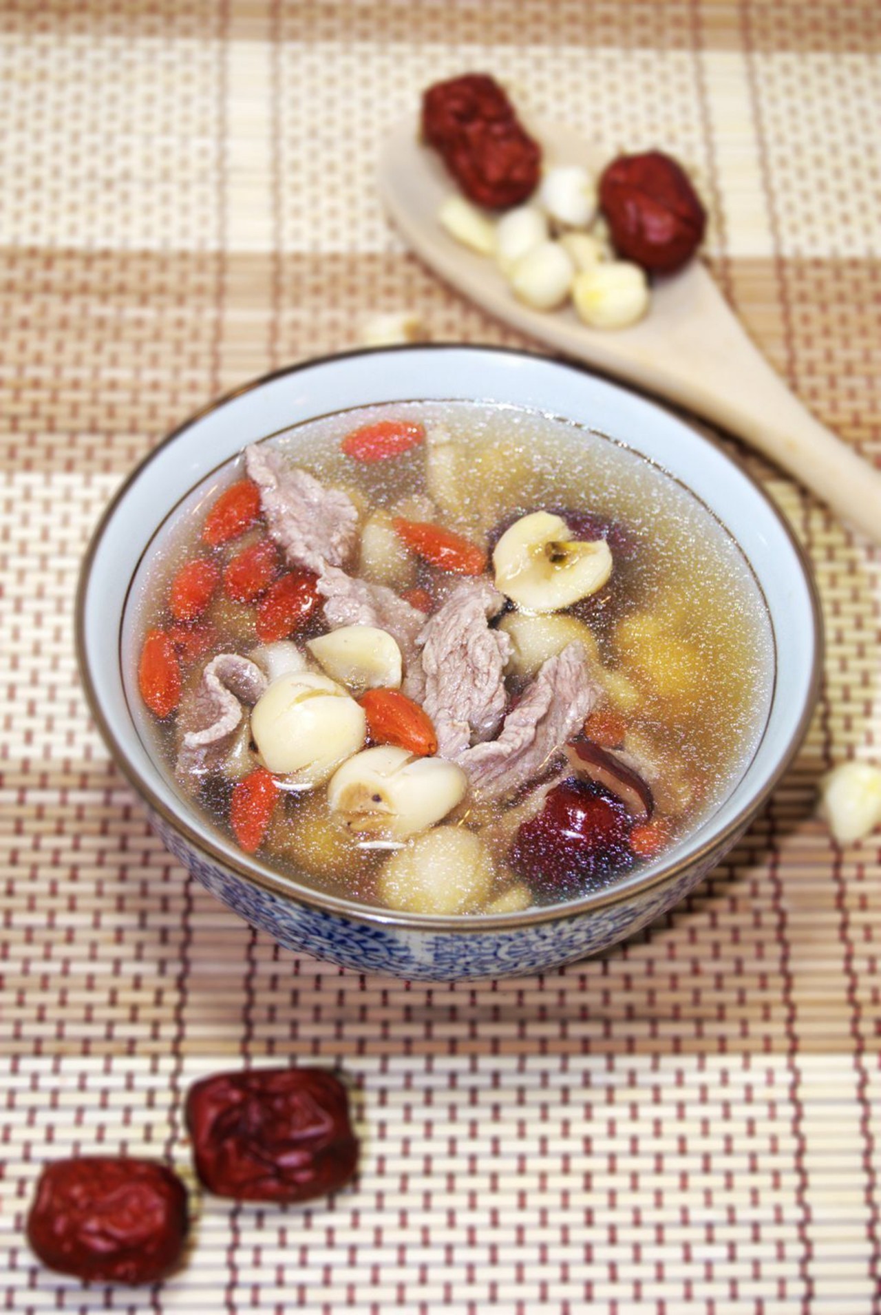 排骨头莲子芡实汤