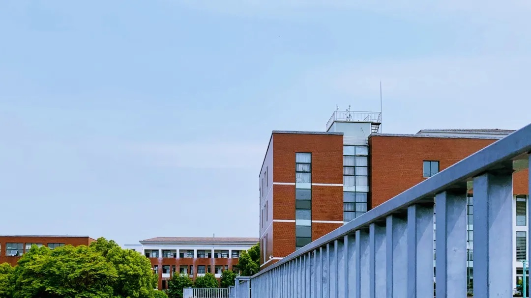 是无锡市滨湖区教育局主管的一所高级中学,江苏省四星级普通高中