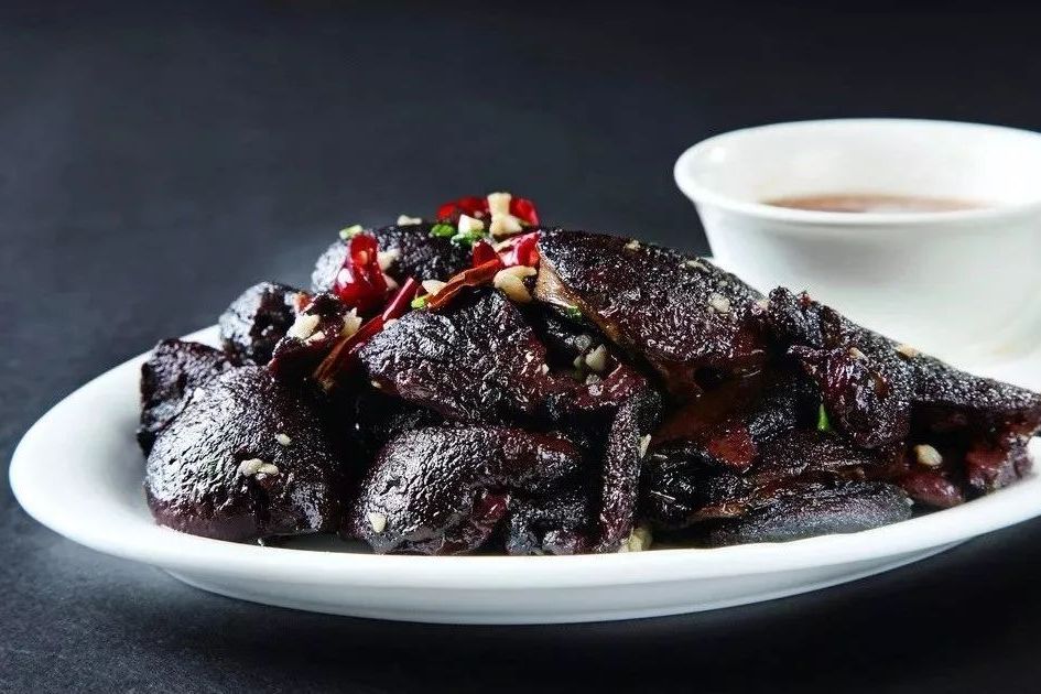  p data-id="gnvi8w39nr">"煎血"是一道河南安阳内黄的特色小吃菜品