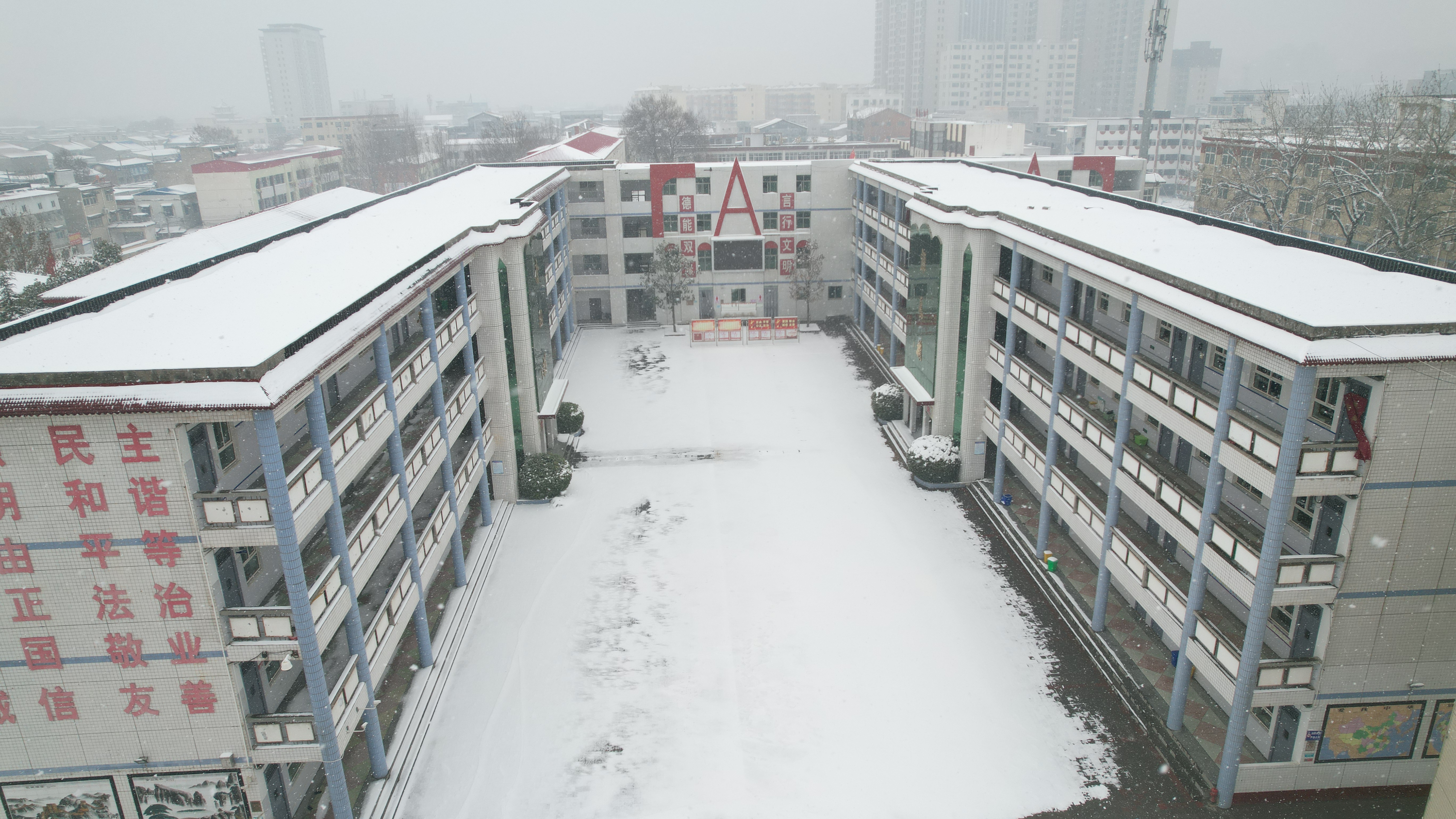 ">河南省封丘县第一中学,创建于1946年,现占地370亩,老校区占地150亩