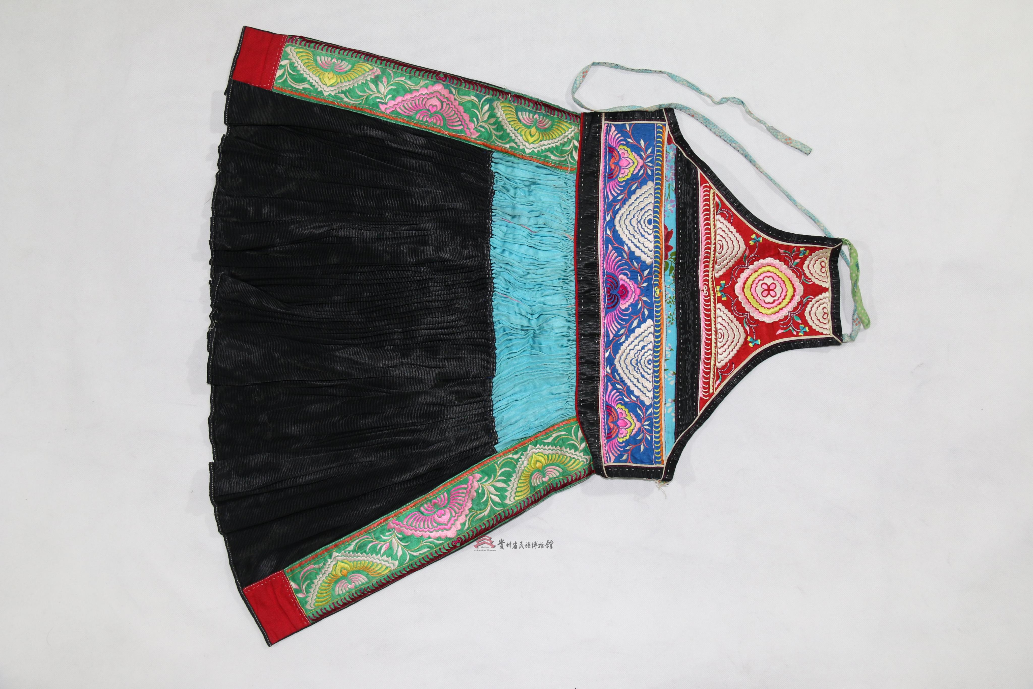 当代安顺苗族破线绣花鸟纹褶皱围腰