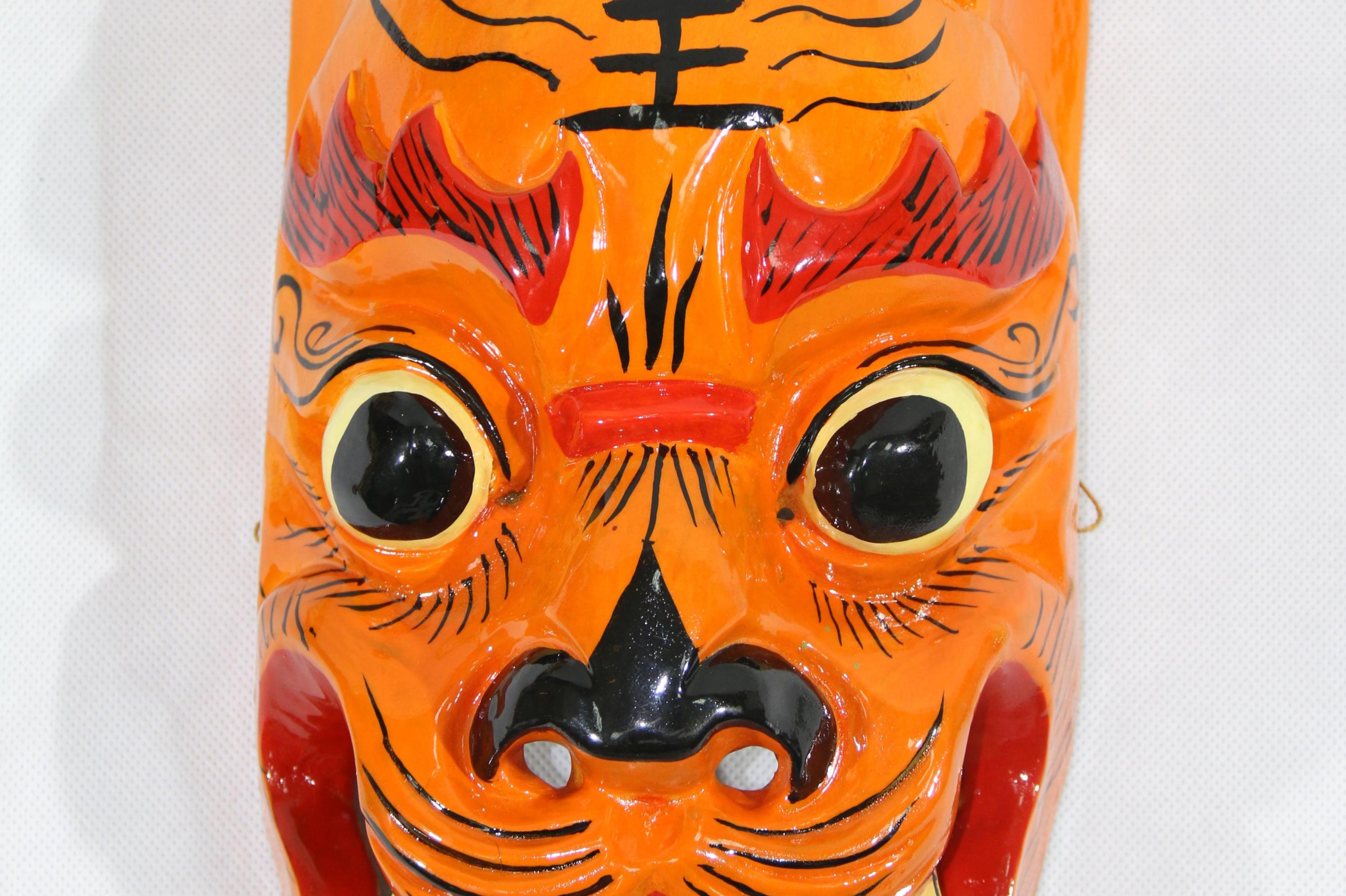 当代安顺地戏老虎面具