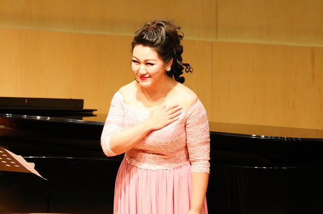 浙江音乐学院声乐歌剧系教师,中央歌剧院女中音歌唱家.