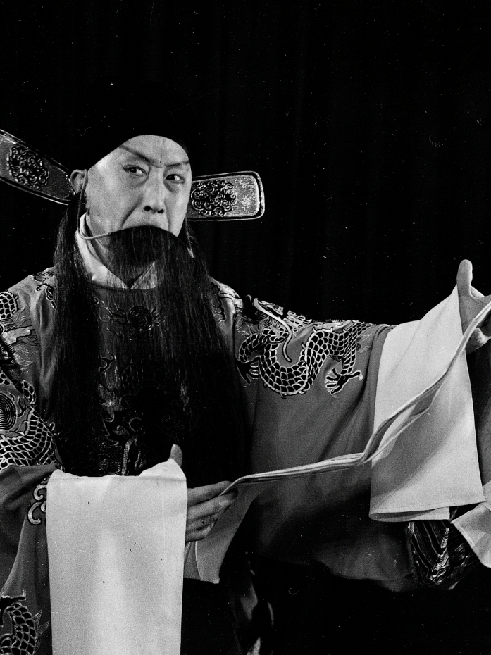  p>《海瑞罢官》,1961年由 a target="_blank" href="/item/吴晗