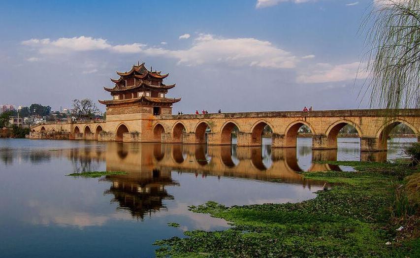  p data-id="gnzl12t3b9">双龙桥,俗称"十七孔桥",位于云南省红河哈尼