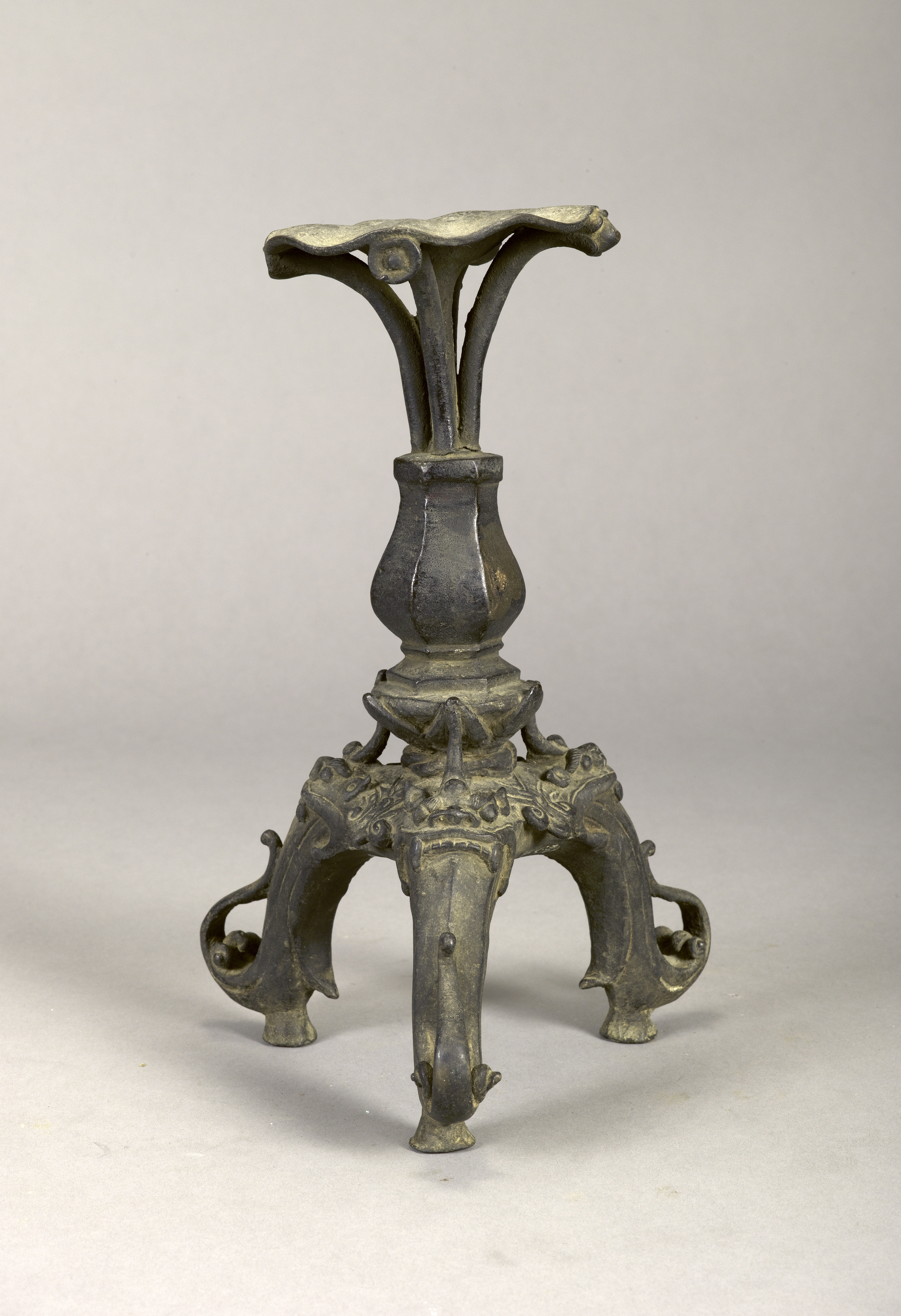  p>清烛台是青铜器类文物,现收藏于湖南省博物馆. /p>