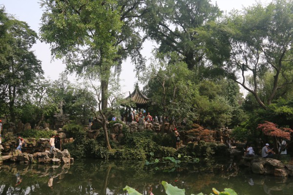  p>可亭位于留园中部山池池北假山上,为六角飞檐攒尖顶,结顶为一花瓶