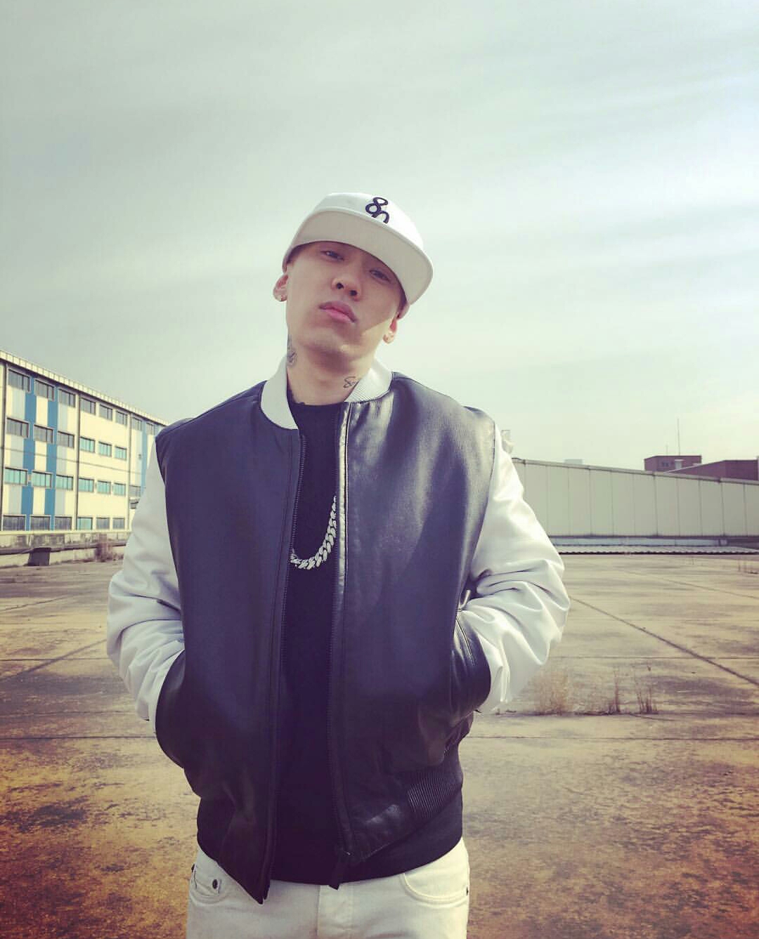 本名李埈京,1990年3月28日出生于韩国,韩国男歌手