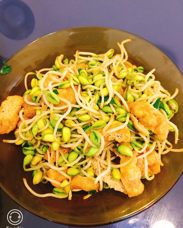  p>黄豆芽又称如意菜,油豆腐条可比拟金条,故得此菜名. /p>