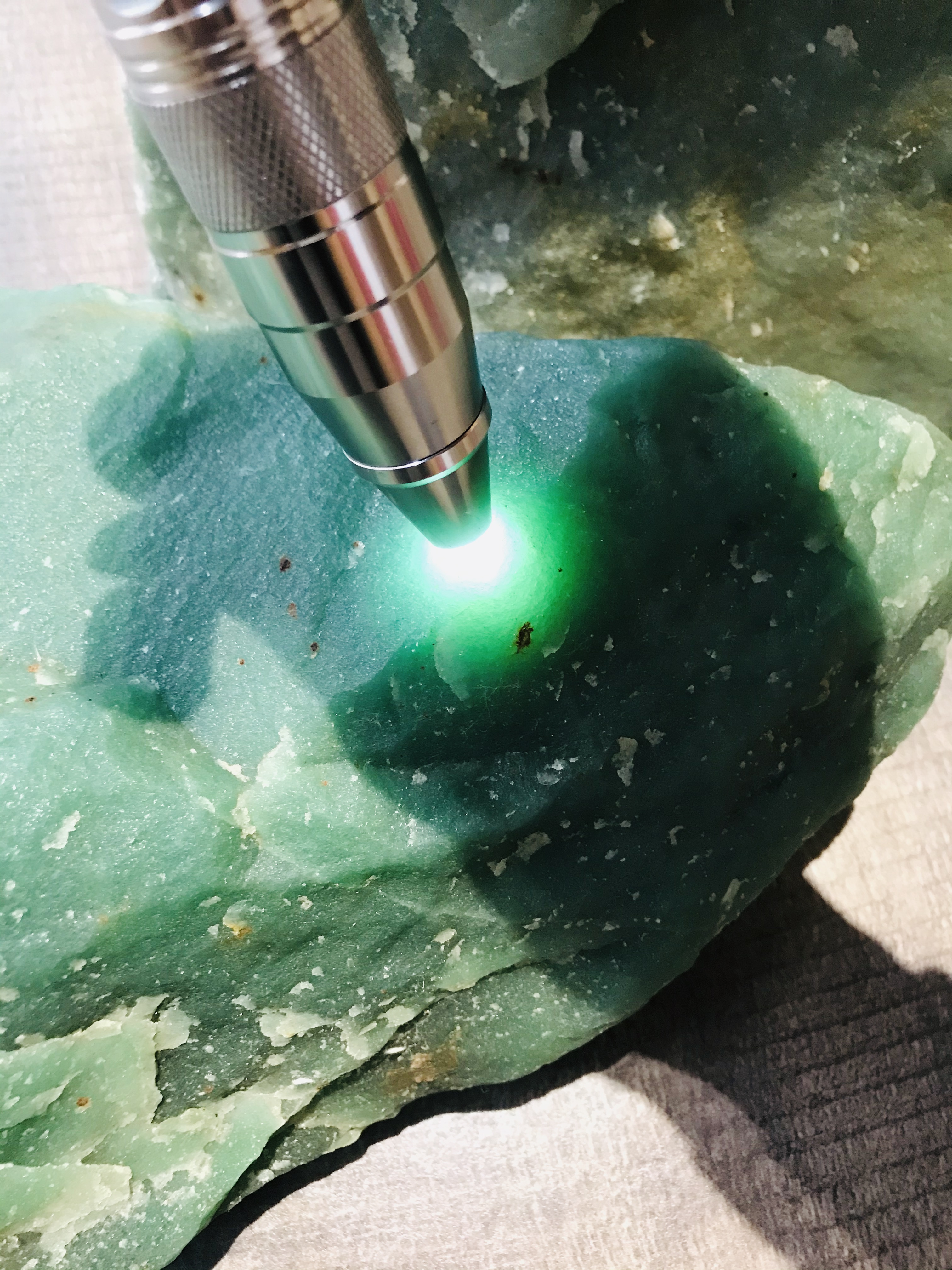 独龙玉,是产自云南 a target="_blank" href="/item/怒江州/11030106"