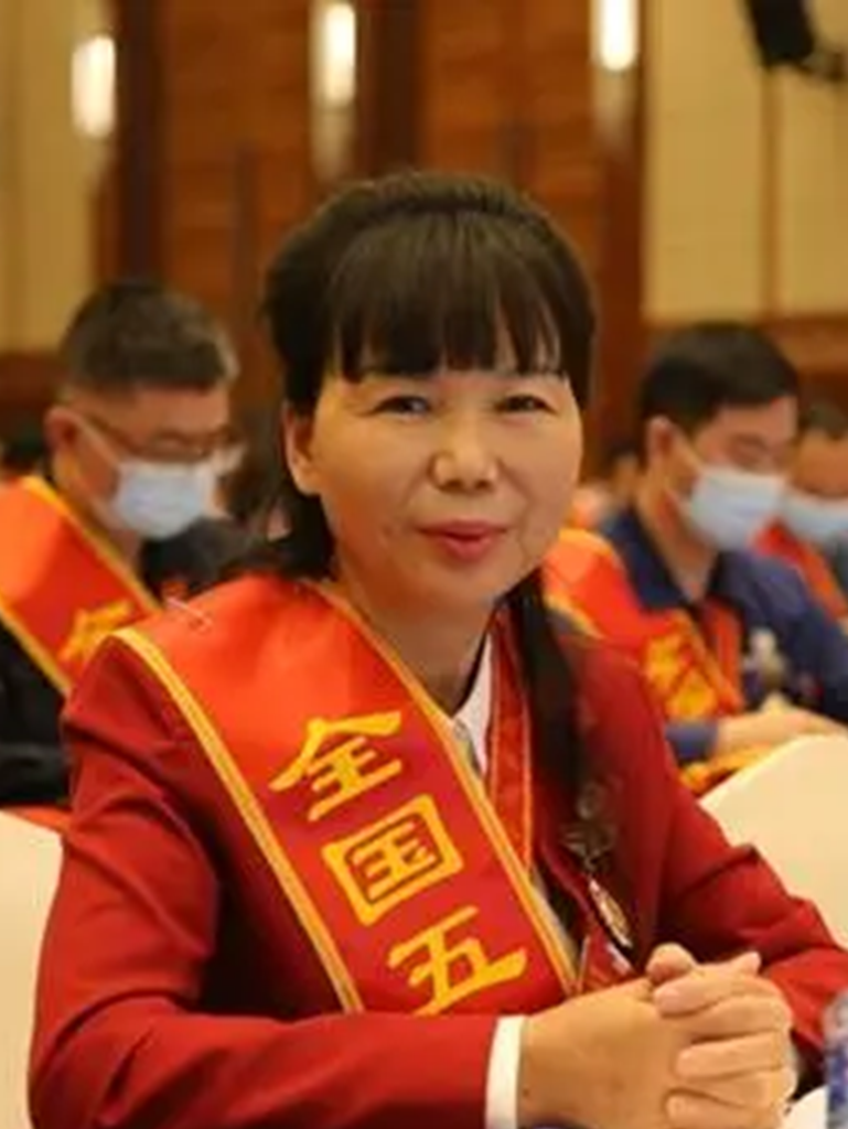  /p> p>现任湖南省汨罗市爱行天下志愿者协会党支部书记,会长. /p>