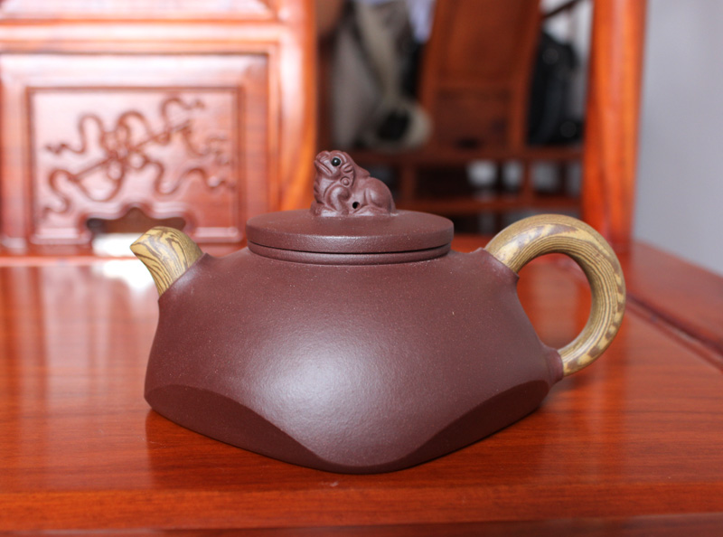 主要有名的同名人物有:徐娟,女,高级紫砂工艺师,中国工艺美术学会会员