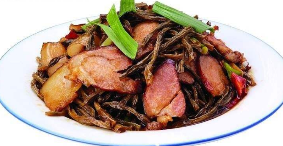  p>干豆角炒腊肉是一道滋补热身的菜式,入口鲜香,特别适合秋冬交替冷
